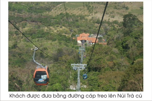 Khách được đưa bằng cáp treo lên Núi Tà Cú